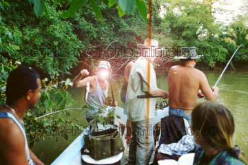 Beim Angeln in Costa Rica auf dem Fluss bei einer der Safaris.