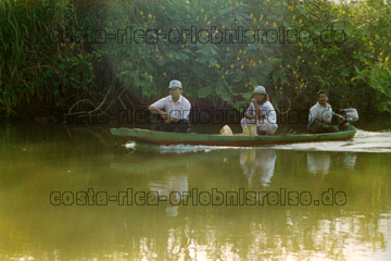 Naturforscher auf einem Fluss in Costa Rica unterwegs.